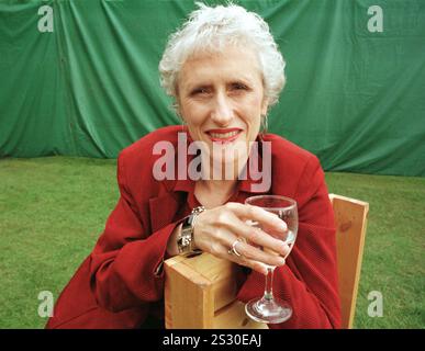 Die amerikanische Krimi-Autorin Sara Paretsky beim Edinburgh International Book Festival, das am 12. August eröffnet wurde. Frau Paretsky ist eine von vielen prominenten Persönlichkeiten, die an dieser jährlichen Veranstaltung teilnehmen. Stockfoto