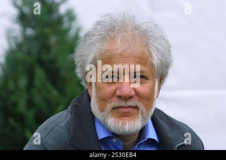 Der mit dem kanadischen Booker-Preis ausgezeichnete Autor und Dichter Michael Ondaatje machte ein Bild auf dem Edinburgh International Book Festival, wo er einen Vortrag über seine Arbeit hielt, einschließlich seines neuesten Romans „Anil's Ghost“, der im Land seiner Geburt, Sri Lanka, spielt. Stockfoto
