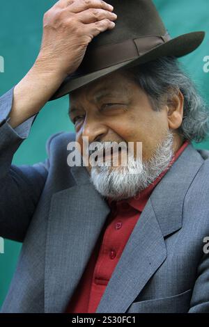 Der Trinidadianische Autor V S Naipaul wurde auf dem Edinburgh International Book Festival vorgestellt, wo er eine Vorschau auf seinen neuesten Roman Half A Life gab, der im September erscheinen soll. PIC Â Colin McPherson, 26.08.01. Tel.: +44 (0)1968 661644 oder 07831 838717. Stockfoto