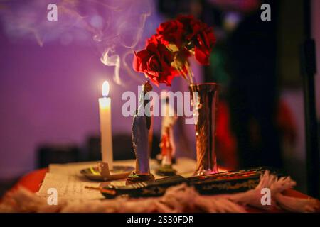 Rio De Janeiro, Brasilien. Januar 2024. Ein Altar mit Umbanda-Gottheiten, einer Kerze und Blumen wird während der Show „Caicoca de Leque“ von der Künstlerin und Sängerin Maha Sati auf einer Bühne installiert. Diese Tänze sind eine Hommage an afrikanische Religionen, indem sie die Gottheiten (Orixás) Oxum und Iemanjá repräsentieren, die in Umbanda und Candomblé (zwei afrikanisch-brasilianische Religionen) verehrt werden. Diese Aufführung ist ein Auszug aus der Show „Caicoca de Leque“ der Künstlerin und Sängerin Maha Sati. (Foto: Apolline Guillerot-Malick/SOPA Images/SIPA USA) Credit: SIPA USA/Alamy Live News Stockfoto