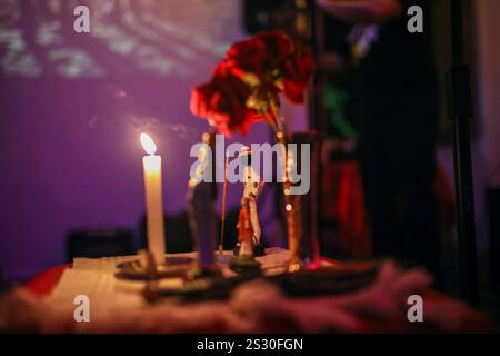 Rio De Janeiro, Brasilien. Januar 2024. Ein Altar mit Umbanda-Gottheiten, einer Kerze und Blumen wird während der Show „Caicoca de Leque“ von der Künstlerin und Sängerin Maha Sati auf einer Bühne installiert. Diese Tänze sind eine Hommage an afrikanische Religionen, indem sie die Gottheiten (Orixás) Oxum und Iemanjá repräsentieren, die in Umbanda und Candomblé (zwei afrikanisch-brasilianische Religionen) verehrt werden. Diese Aufführung ist ein Auszug aus der Show „Caicoca de Leque“ der Künstlerin und Sängerin Maha Sati. (Foto: Apolline Guillerot-Malick/SOPA Images/SIPA USA) Credit: SIPA USA/Alamy Live News Stockfoto