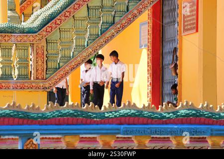 Provinz Kandal, Kambodscha. Januar 2025: Jungs laufen um die Pagode auf dem Schulhof herum. Zurück zur Schule für Khmer-Kinder in Phnom Penh Vororten, später als in anderen südostasiatischen Ländern. Gestern war ein Feiertag, als Kambodschaner am 7. Januar 1979 den Sieg über den Völkermord feierten, mit der Befreiung der Hauptstadt und dem Fall des Pol Pot-Regimes. Obwohl das Land überwiegend buddhistisch ist (93 % bis 97 %), umfassen die „Winterschulferien“ Weihnachten, den kambodschanischen Friedenstag am 29. Dezember, das Internationale Neujahr und den Siegestag. Quelle: Kevin Izorce/Alamy Live News Stockfoto