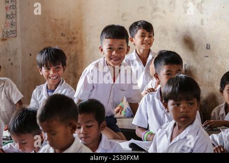 Provinz Kandal, Kambodscha. 01.2025: Schuljungen in Uniform im Klassenzimmer. Zurück zur Schule für Khmer-Kinder in Phnom Penh Vororten, später als in anderen südostasiatischen Ländern. Gestern war ein Feiertag, als Kambodschaner am 7. Januar 1979 den Sieg über den Völkermord feierten, mit der Befreiung der Hauptstadt und dem Fall des Pol Pot-Regimes. Obwohl das Land überwiegend buddhistisch ist (93 % bis 97 %), umfassen die „Winterschulferien“ Weihnachten, den kambodschanischen Friedenstag am 29. Dezember, das Internationale Neujahr und den Siegestag. Quelle: Kevin Izorce/Alamy Live News Stockfoto