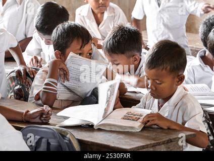 Provinz Kandal, Kambodscha. 08.01.2025: Schulkinder in Uniform mit ihren Büchern im Unterricht. Zurück zur Schule für Khmer-Kinder in Phnom Penh Vororten, später als in anderen südostasiatischen Ländern. Gestern war ein Feiertag, als Kambodschaner am 7. Januar 1979 den Sieg über den Völkermord feierten, mit der Befreiung der Hauptstadt und dem Fall des Pol Pot-Regimes. Obwohl das Land überwiegend buddhistisch ist (93 % bis 97 %), umfassen die „Winterschulferien“ Weihnachten, den kambodschanischen Friedenstag am 29. Dezember, das Internationale Neujahr und den Siegestag. Quelle: Kevin Izorce/Alamy Live News Stockfoto