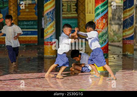 Provinz Kandal, Kambodscha. Januar 2025: Schüler haben Spaß beim Kämpfen in der Pagode auf dem Schulhof. Zurück zur Schule für Khmer-Kinder in Phnom Penh Vororten, später als in anderen südostasiatischen Ländern. Gestern war ein Feiertag, als Kambodschaner am 7. Januar 1979 den Sieg über den Völkermord feierten, mit der Befreiung der Hauptstadt und dem Fall des Pol Pot-Regimes. Obwohl das Land überwiegend buddhistisch ist (93 % bis 97 %), umfassen die „Winterschulferien“ Weihnachten, den kambodschanischen Friedenstag am 29. Dezember, das Internationale Neujahr und den Siegestag. Quelle: Kevin Izorce/Alamy Live News Stockfoto