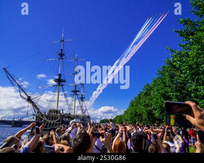 St. Petersburg, Russland - 26. Juli 2020: Die Menschen beobachten die jährlichen Feierlichkeiten zum Marinetag am Ufer der Newa. Stockfoto