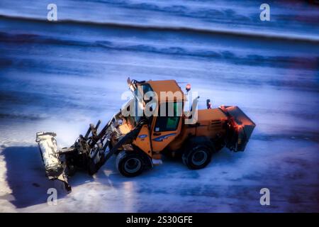 Schneeräumung mit dem kompakten Nutztraktor Wille 365 mit Schneepflug und Streuer Snowstar. Erhöhte Aussicht. Salo, Finnland. Januar 2025. Stockfoto