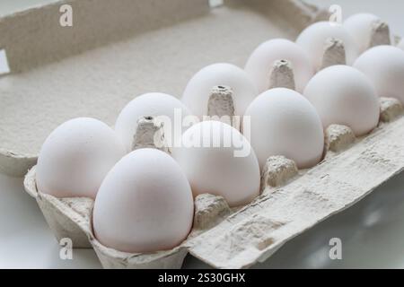 Karton voller perfekter Eiweiß, Nahaufnahme Fotos Stockfoto