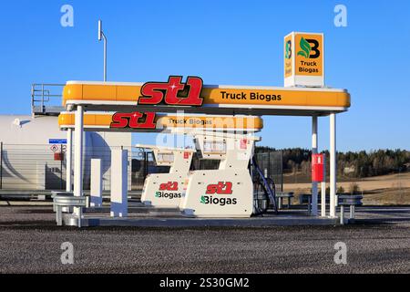 Die neue Tankstelle St1 für Flüssiggas, LGB, für Schwertransporte. Kreislaufwirtschaft. Halikko, Finnland. 30. Dezember 2024. Stockfoto