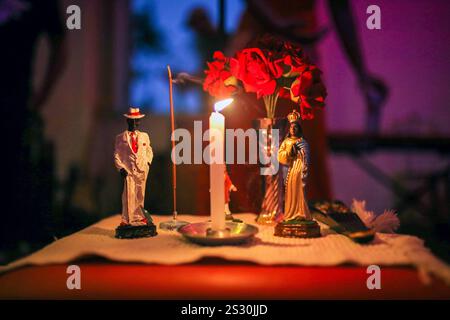 Rio De Janeiro, Brasilien. Januar 2024. Ein Altar mit Umbanda-Gottheiten, einer Kerze und Blumen wird während der Show „Caicoca de Leque“ von der Künstlerin und Sängerin Maha Sati auf einer Bühne installiert. Diese Tänze sind eine Hommage an afrikanische Religionen, indem sie die Gottheiten (OrixÃs) Oxum und IemanjÃ repräsentieren, die in Umbanda und Candomblé (zwei afrikanisch-brasilianische Religionen) verehrt werden. Diese Aufführung ist ein Auszug aus der Show „Caicara de Leque“ der Künstlerin und Sängerin Maha Sati. (Credit Image: © Apolline Guillerot-Malick/SOPA Images via ZUMA Press Wire) NUR REDAKTIONELLE VERWENDUNG! Nicht für kommerzielle ZWECKE! Stockfoto