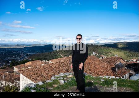 45 Yo männlicher Tourist in der Burg von Berat, Albanien. Modell freigegeben Stockfoto