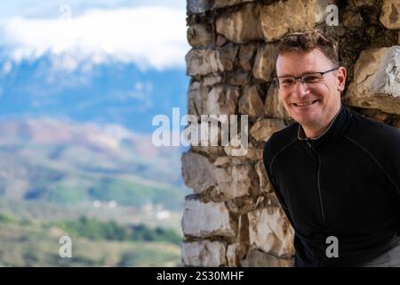 45 Mann auf der Burg von Berat, Albanien. Modell freigegeben Stockfoto