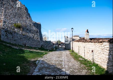 Festungsmauer in der Burg von Berat, Albanien, 11. Dezember 2024 Stockfoto