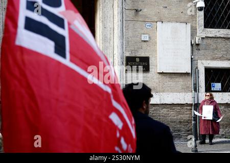 Roma, Italien. Januar 2025. Manifestazione di protesta dei lavoratori in esubero davanti al Ministero della Cultura - Mercoled&#xec; 08 Gennaio 2025 - Cronaca - (Foto di Cecilia Fabiano/LaPresse) Protest der Arbeiter des Kulturministeriums - Italien Mittwoch, 08. Januar 2025 - Nachrichten - (Foto: Cecilia Fabiano/LaPresse) Credit: LaPresse/Alamy Live News Stockfoto