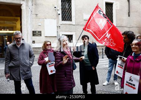 Roma, Italien. Januar 2025. Manifestazione di protesta dei lavoratori in esubero davanti al Ministero della Cultura - Mercoled&#xec; 08 Gennaio 2025 - Cronaca - (Foto di Cecilia Fabiano/LaPresse) Protest der Arbeiter des Kulturministeriums - Italien Mittwoch, 08. Januar 2025 - Nachrichten - (Foto: Cecilia Fabiano/LaPresse) Credit: LaPresse/Alamy Live News Stockfoto