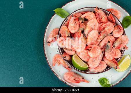 Ungekochte Garnelen oder Garnelen mit Kochgewürzen. Stockfoto