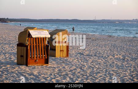 Sonnenaufgang am Strand verschlossene Strandkoerbe stehen beim Sonnenaufgang am Ostseestrand in Binz Landkreis Vorpommern-Rügen. Die Insel Rügen ist eine der beliebtesten Urlaubsregionen an der Ostseekueste. Binz Mecklenburg-Vorpommern Deutschland *** Sonnenaufgang am Strand geschlossene Liegen stehen bei Sonnenaufgang am Ostseestrand in Binz Vorpommern Rügen die Insel Rügen ist eine der beliebtesten Urlaubsregionen an der Ostseeküste von Binz Mecklenburg-Vorpommern Deutschland Stockfoto