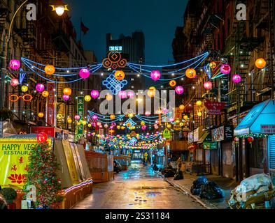 New York City, New York – 1. Januar 2021: Chinatown at Night with Glowing Lights in the Street in New York City Stockfoto