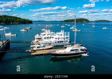 Blick aus der Vogelperspektive auf Boote und Yachten, die vor Bar Harbor Maine angedockt sind Stockfoto