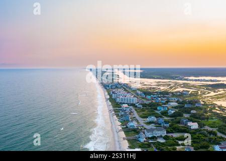 North Topsail Beach North Carolina - 21. Juli 2021: Luftaufnahme des North Topsail Beach mit Blick nach Süden Stockfoto
