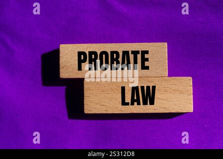 Nachricht zum Nachlassgesetz auf Holzblöcken mit violettem Hintergrund. Symbol für das konzeptionelle Nachlassgesetz. Kopierbereich. Stockfoto