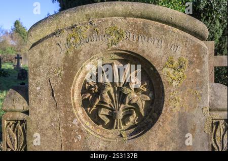 Grabstein auf dem Friedhof der St. Michael's Church, Chart Sutton, in der Nähe von Maidstone, Kent, Großbritannien. Detail „In Loving Memory“ Stockfoto