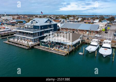 Morehead City North Carolina - 3. Februar 2022: Aus der Vogelperspektive von Menschen, die draußen an der Uferpromenade in Morehead City North Carolina speisen Stockfoto