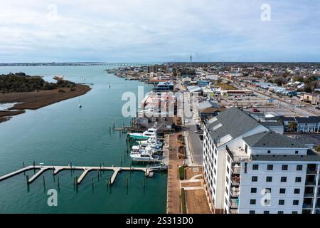Morehead City North Carolina - 3. Februar 2022: Luftaufnahme der Küste von Morehead City North Carolina mit Blick nach Süden Stockfoto