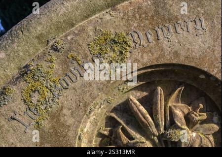 Grabstein auf dem Friedhof der St. Michael's Church, Chart Sutton, in der Nähe von Maidstone, Kent, Großbritannien. Detail „In Loving Memory“ Stockfoto