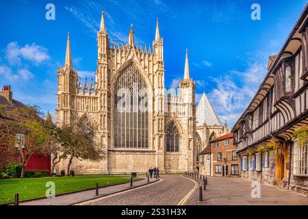 College Street, York, mit St William College auf der rechten Seite und die Ostfassade des York Minster. Stockfoto