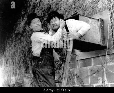 BESCHÄFTIGTE KÖRPER STAN LAUREL, OLIVER HARDY Datum: 1933 Stockfoto