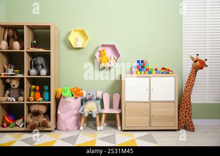 Innenraum des Kinderzimmers mit vielen verschiedenen Spielzeugen Stockfoto