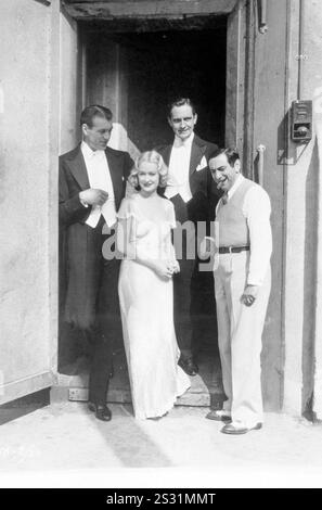 DESIGN FÜR DAS LEBEN Gary Cooper, FREDRIC MÄRZ, MIRIAM HOPKINS UND DIREKTOR ERNST LUBITSCH BILD VON DER RONALD GRANT ARCHIV DESIGN FÜR WOHNZIMMER Datum: 1933 Stockfoto