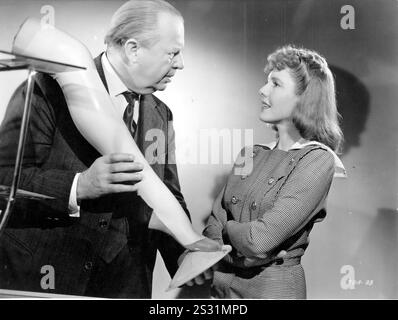 DER TEUFEL UND MISS JONES RKO RADIOBILDER CHARLES COBURN, JEAN ARTHUR PICTURE AUS DEM RONALD GRANT ARCHIVE THE DEVIL UND MISS JONES RKO RADIOBILDER CHARLES COBURN, JEAN ARTHUR Datum: 1941 Stockfoto