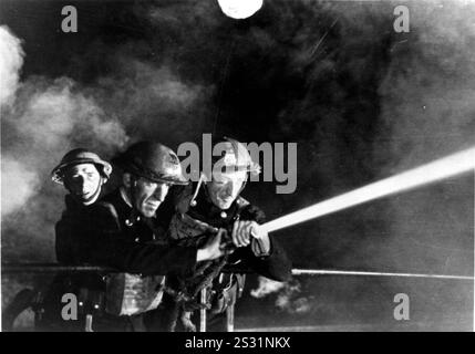 FIRES WURDEN VON HUMPHREY JENNINGS IN EINEM DOKUMENTARFILM DER CROWN FILM UNIT GEDREHT Datum: 1943 Stockfoto