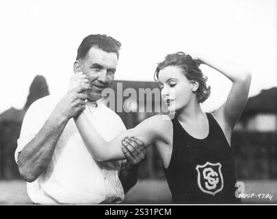 Die schwedische Schauspielerin Greta Garbo wird von einem Trainer auf Herz und Nieren getestet. Datum: 1926 Stockfoto