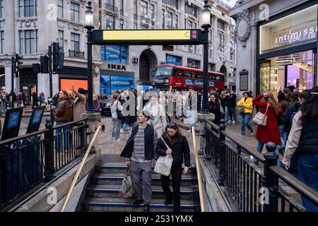 Am 1. Dezember 2024 in London, Großbritannien, gehen die Menschen die Stufen hinunter zur U-Bahnstation Oxford Circus an der Oxford Street. Die Oxford Street ist ein bedeutendes Einkaufszentrum im West End der Hauptstadt und ist Europas geschäftigste Einkaufsstraße mit rund einer halben Million Besuchern der rund 300 Geschäfte, von denen die meisten Mode- und High Street-Bekleidungsgeschäfte sind. Stockfoto