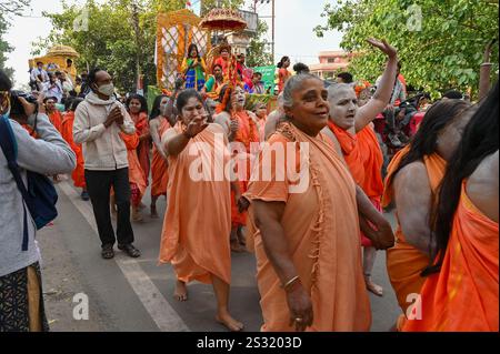 Haridwar, Uttarakhand, Indien - 15. April 2021 : Hinduinnen, Sannyasins, gehen für Shahi Snaan auf dem heiligen Fluss ganges in Kumbhmela. Stockfoto