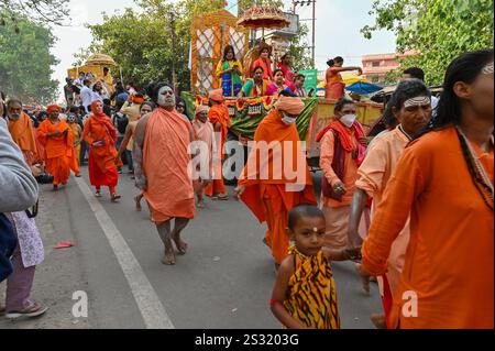 Haridwar, Uttarakhand, Indien - 15. April 2021 : Hinduinnen, Sannyasins, gehen für Shahi Snaan auf dem heiligen Fluss ganges in Kumbhmela. Stockfoto