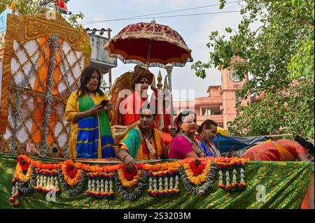 Haridwar, Uttarakhand, Indien - 15. April 2021: Hinduistische Transgender-Anhänger, die auf Kumbhmela auf Schahi-Snaan gehen. Stockfoto