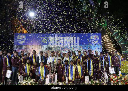 Kalkutta, Indien. Januar 2025. Aroop Biswas, staatlicher Sportminister mit Santosh Trophy Gewinner die bengalische Fußballmannschaft feiert während des vom Bhawanipur Club organisierten Felicitationsprogramms für den Santosh Trophy Gewinner, die bengalische Fußballmannschaft, am 8. Januar 2025 in Kalkutta. Foto von Debajyoti Chakraborty. (Foto: Debajyoti Chakraborty/News Images) Credit: News Images LTD/Alamy Live News Stockfoto