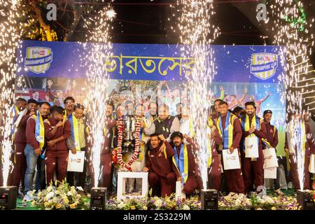 Kalkutta, Indien. Januar 2025. Aroop Biswas, staatlicher Sportminister mit Santosh Trophy Gewinner die bengalische Fußballmannschaft feiert während des vom Bhawanipur Club organisierten Felicitationsprogramms für den Santosh Trophy Gewinner, die bengalische Fußballmannschaft, am 8. Januar 2025 in Kalkutta. Foto von Debajyoti Chakraborty. (Foto: Debajyoti Chakraborty/News Images) Credit: News Images LTD/Alamy Live News Stockfoto