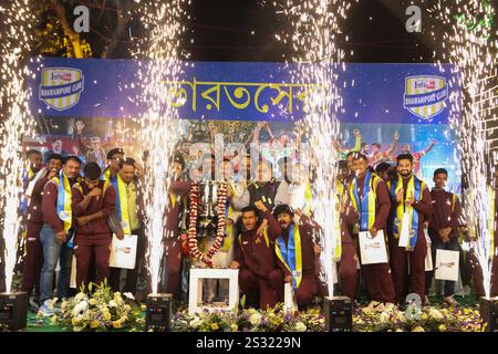 Kalkutta, Indien. Januar 2025. Aroop Biswas, staatlicher Sportminister mit Santosh Trophy Gewinner die bengalische Fußballmannschaft feiert während des vom Bhawanipur Club organisierten Felicitationsprogramms für den Santosh Trophy Gewinner, die bengalische Fußballmannschaft, am 8. Januar 2025 in Kalkutta. Foto von Debajyoti Chakraborty. (Foto: Debajyoti Chakraborty/News Images) Credit: News Images LTD/Alamy Live News Stockfoto