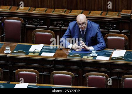 Roma, Italien. Januar 2025. IL ministro della Difesa Guido Crosetto durante il Fragestunde alla Camera dei deputati, Roma, Mercoled&#xec;, 8 Gennaio 2025 (Foto Roberto Monaldo/LaPresse) Verteidigungsminister Guido Crosetto während der Fragestunde in der Abgeordnetenkammer in Rom, Mittwoch, 8. Januar 2025 (Foto: Roberto Monaldo/LaPresse) Credit: LaPresse/Alamy Live News Stockfoto