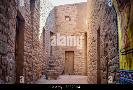 Alula, Saudi-Arabien, 3. April 2024. Innenansicht der Altstadt von Alula mit einer engen Gasse und traditionellen Häusern. Stockfoto