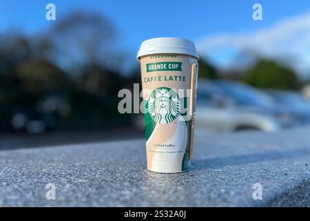 Ein Starbucks Grande Cup Caffe Latte, ein gekühltes Kaffeegetränk. Stockfoto