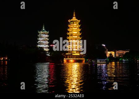 ZHONGSHAN China-13. Juli 2024: Nächtlicher Blick auf die Zwillingspagoden von Sonne und Mond in Guilin in horizontaler Komposition. Stockfoto