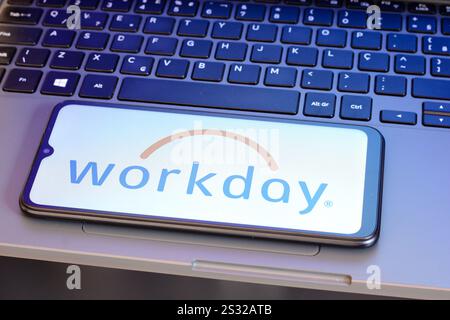 Kanada. Januar 2025. In dieser Abbildung wird das Workday-Logo auf einem Smartphone-Bildschirm neben einer Laptop-Tastatur angezeigt. (Foto von Thomas Fuller/SOPA Images/SIPA USA) *** ausschließlich für redaktionelle Nachrichten *** Credit: SIPA USA/Alamy Live News Stockfoto