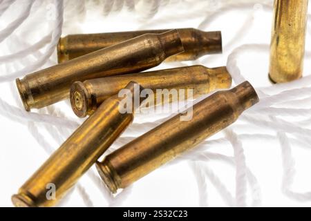 Schießhülle .223 Muscheln Schnur und weißer Hintergrund. Hochwertige Fotos Stockfoto