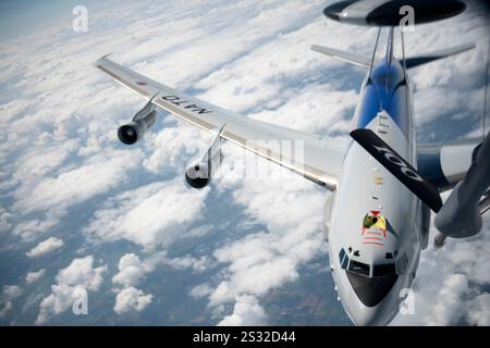 Ein NATO E-3 Sentry von Geilenkirchen NATO Air Base nähert sich einem Stratotanker der US Air Force KC-135, der dem 100. Luftbetankungsflügel, RAF Milde, zugeordnet ist Stockfoto